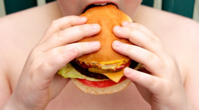 Esplode l’obesità infantile in Italia e la televisione non è d’aiuto