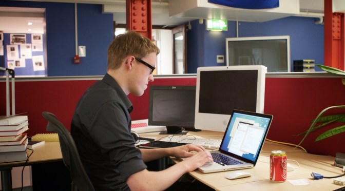 Piccoli accorgimenti per correggere la postura davanti al computer